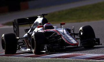 GRA318. MONTMELÓ (BARCELONA), 27/02/2015.- El piloto británico de McLaren, Jenson Button, durante la segunda jornada de la tercera tanda de entrenamientos oficiales de Fórmula Uno que se celebran en el Circuito de Catalunya de Montmeló. EFE/Alberto Estévez