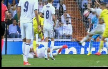 Ramos handles the ball to give Villarreal their penalty