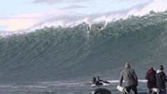 Jamie Mitchell realizando el drop en la ola gigante de Belharra (Mar Cant&aacute;brico, Golfo de Vizcaya) ante la mirada de otros surfistas desde un barco durante el swell de H&eacute;rcules el 7 de enero del 2014. Posteriormente sufrir&iacute;a un wipeou