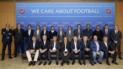 Manuel Pellegrini en la cl&aacute;sica foto de los t&eacute;cnicos en la reuni&oacute;n de la UEFA.