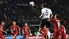 Prague (Czech Republic), 10/06/2017.- Germany&#039;s Mats Hummels goes for a header during the FIFA World Cup 2018 qualifying soccer match between Germany and Czech Republic in Prague, Czech Republic, 01 September 2017. (Rep&uacute;blica Checa, Mundial de
