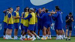 Araújo abraza a Ansu Fati en el entrenamiento de ayer del Barça, en el que se respiró muy buen ambiente.