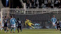 Manu Molina marca de penalti el 4-0 batiendo a Iv&aacute;n Villar en el partido de Copa del Rey entre el Ibiza y el Celta.