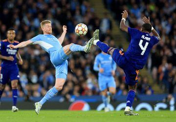Soccer Football - Champions League - Semi Final - First Leg - Manchester City v Real Madrid - Etihad Stadium, Manchester, Britain - April 26, 2022 Manchester City's Kevin De Bruyne in action with Real Madrid's David Alaba Action Images via Reuters/Lee Smi