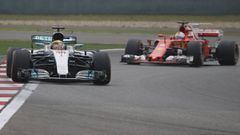 Lewis Hamilton por delante de Sebastian Vettel en China.