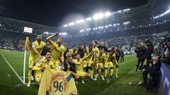 Los jugadores del Villarreal celebran la victoria y la clasificación.