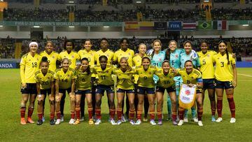 Colombia's players pose for a picture before their Women's U-20 World Cup quarter final football match against Bazil at the National stadium in San Jose, on August 20, 2022. (Photo by Ezequiel BECERRA / AFP)