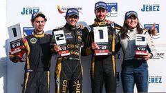 Calderón en el podio junto al representante de Lotus, el brasileño Fittipaldi y el austriaco Binder.