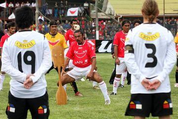 En 2009 en el marco de Copa Chile, Colo Colo se enfrentó a un equipo de Rapa Nui, en el único estadio que existe en Isla de Pascua, y que se ubica a sólo metros de los móais.