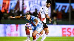 SARANDI, ARGENTINA - AUGUST 17: Enzo Perez of River Plate fights for the ball with Lucas Cano of Arsenal during a Liga Profesional 2022 match between Arsenal and River Plate at Julio Humberto Grondona Stadium on August 17, 2022 in Sarandi, Argentina. (Photo by Marcelo Endelli/Getty Images)