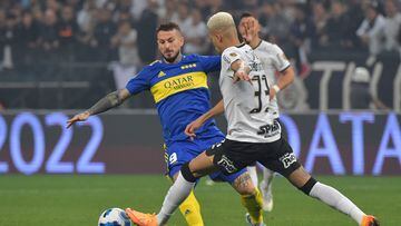 Argentina's Boca Juniors Dar�o Benedetto (L) and Brazil's Corinthians Joao Victor vie for the ball during their Copa Libertadores football tournament round of sixteen first leg match, at the Corinthians Arena in Sao Paulo, Brazil, on June 28, 2022. (Photo by NELSON ALMEIDA / AFP)
