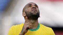 Dani Alves celebra la victoria de Brasil.