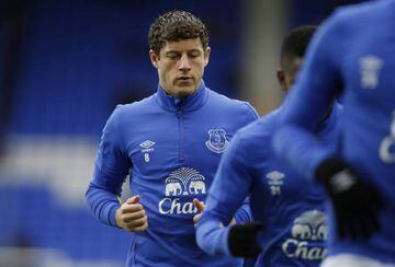 Ross Barkley warms up at Goodison
