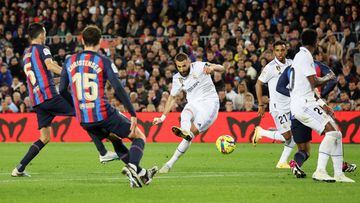 Soccer Football - LaLiga - FC Barcelona v Real Madrid - Camp Nou, Barcelona, Spain - March 19, 2023 Real Madrid's Karim Benzema shoots at goal REUTERS/Nacho Doce
