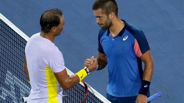 El tenista español Rafa Nadal y el croata Borna Coric se saludan tras su partido en el Masters 1.000 de Cincinnati.