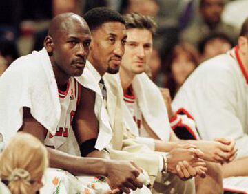 12 de noviembre de 1997 contra Washington Wizards. En el banquillo con Scottie Pippen y Toni Kukoc.