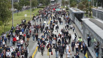 Cientos de personas marchan durante una jornada de protestas en Bogot&aacute; (Colombia). EFE/Mauricio Due&ntilde;as Casta&ntilde;eda/Archivo