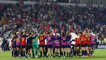 Jugadoras y cuerpo técnico de la selección española, a la finalización del encuentro de cuartos de final de Eurocopa 2022.