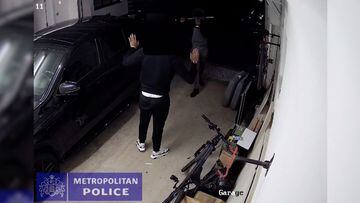 Un jugador del Arsenal llega a su garaje y se encuentra a dos ladrones con bates de béisbol