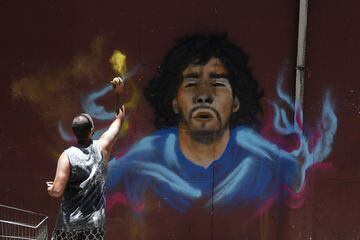 Graffiti artist Angelo Campos paints a mural of Argentine soccer legend Diego Maradona at the Vila Cruzeiro slum in Rio de Janeiro, Brazil, November 26, 2020. REUTERS/Pilar Olivares       NO RESALES. NO ARCHIVES.