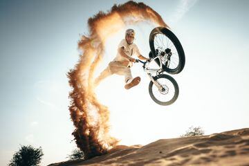 This image is free for editorial purposes only when used in relation to Red Bull Illume. Please always add the photographer credit: © Name of photographer / Red Bull Illume Photographer: Hannes Berger, Athlete: Fabio Wibmer, Location: Desert, Alsisar, India  // Red Bull Illume 2023 // SI202310051885 // Usage for editorial use only //