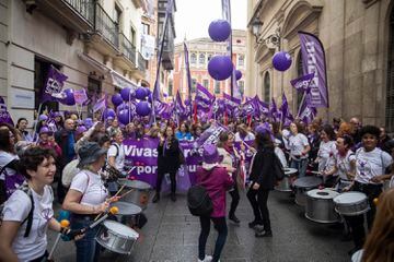 Cientos de manifestantes durante la movilización con motivo del 8M, Día Internacional de la Mujer en Sevilla, España. 
