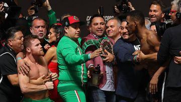 LAS VEGAS, NEVADA - MAY 03: Canelo Alvarez and Daniel Jacobs get into a shoving match as Golden Boy Promoter Oscar De La Hoya intervenes during their official weigh in at T-Mobile Arena on May 3, 2019 in Las Vegas, Nevada. Alvarez and Jacobs will fight to unify the WBC WBA and IBF Titles on May 04, 2019 at T-Mobile Arena.   Al Bello/Getty Images/AFP == FOR NEWSPAPERS, INTERNET, TELCOS &amp; TELEVISION USE ONLY ==