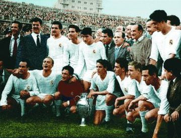 Los jugadores del Real Madrid posan con el trofeo de la Copa de Europa después de vencer a la Fiorentina en la final de 1957