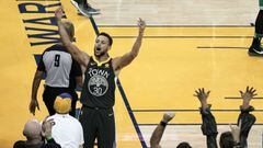 Stephen Curry levanta al Oracle tras anotar una canasta decisiva ante los Celtics.