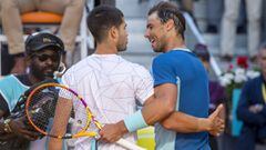 El tenista espa&ntilde;ol Rafa Nadal felicita a Carlos Alcaraz tras su victoria en su partido de cuartos de final del Mutua Madrid Open.