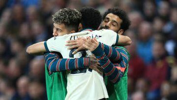 Luis Díaz, Salah y Firmino se abrazan en triunfo de Liverpool en Villa park