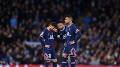 MANCHESTER, ENGLAND - NOVEMBER 24: Kylian Mbappe of Paris Saint-Germain reacts as teammates Lionel Messi and Neymar talk in the background after Manchester City&#039;s first goal during the UEFA Champions League group A match between Manchester City and P