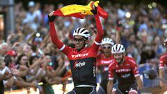 Alberto Contador dio una vuelta de honor con la bandera de Espa&ntilde;a en su &uacute;ltimo d&iacute;a de ciclismo.