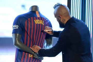 Arturo Vidal presented by FC Barcelona this afternoon.