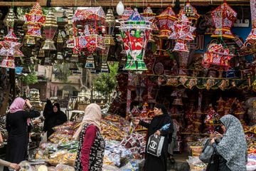 Linterna de Ramadán con la imagen del delantero egipcio del Liverpool Mohamed Salah colgada a la venta en un mercado en el distrito central Sayyida Zeinab de la capital de El Cairo.