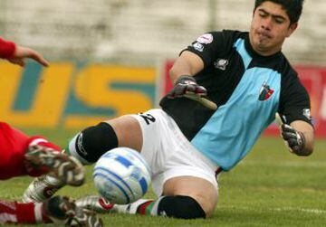 Llegó a los 12 años a Palestino y le tocó debutar por la lesión de Felipe Núñez. De todas formas, en La Cisterna no convenció y se fue a Unión Temuco. 