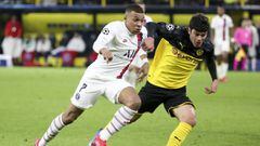 Mbapp&eacute; pugna por el bal&oacute;n con Giovanni Reyna, del Borussia Dortmund. 