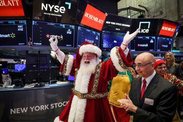 FILE PHOTO: Macy's Santa Claus appears on the trading floor to celebrate the 97th Macy's Thanksgiving Day Parade at the New York Stock Exchange (NYSE) in New York City, U.S., November 22, 2023.  REUTERS/Brendan McDermid/File Photo