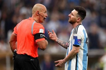 LUSAIL CITY, QATAR - DECEMBER 18: Lionel Messi of Argentina protests to Referee Szymon Marciniak  during the FIFA World Cup Qatar 2022 Final match between Argentina and France at Lusail Stadium on December 18, 2022 in Lusail City, Qatar. (Photo by Catherine Ivill/Getty Images)