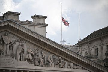 Bandera a media asta en el Royal Exchange, cuando el rey Carlos de Gran Bretaña es proclamado rey, en Londres, Gran Bretaña, el 10 de septiembre de 2022. Leon Neal/Pool vía REUTERS
