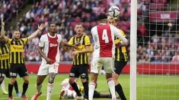 Edson Álvarez scores his first goal of the season for Ajax