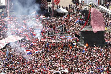 Zagreb (Croatia), 16/07/2018.- Supporters of Croatia cheer while waiting for the arrival of the Croatian national soccer team in central Zagreb, Croatia, 16 July 2018. (Croacia, Mundial de Fútbol) EFE/EPA/ANTONIO BAT