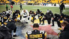 PITTSBURGH, PENNSYLVANIA - DECEMBER 24: Pittsburgh Steelers team kneels on the field after their win over the Las Vegas Raiders at Acrisure Stadium on December 24, 2022 in Pittsburgh, Pennsylvania.   Gaelen Morse/Getty Images/AFP (Photo by Gaelen Morse / GETTY IMAGES NORTH AMERICA / Getty Images via AFP)