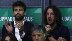 Gerard Piqué, detrás de Toni Nadal y junto a Puyol, en la Copa Davis.