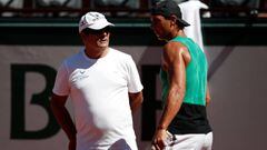Rafa Nadal habla con su tío y entonces entrenador Toni Nadal durante un entrenamiento en Roland Garros.