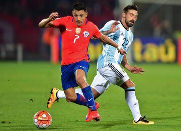 Chile's Alexis Sanchez and Argentina's Ezequiel Lavezzi vie for the ball.
