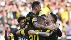 (R-L) Dortmund&#039;s midfielder Marco Reus is congratulated by teammates Danish midfielder Jacob Bruun Larsen, Spanish forward Paco Alcacer and English midfielder Jadon Sancho after he scored the 2-0 during the German first division Bundesliga football match VfB Stuttgart vs BVB Borussia Dortmund on October 20, 2018 in Stuttgart. (Photo by THOMAS KIENZLE / AFP) / RESTRICTIONS: DFL REGULATIONS PROHIBIT ANY USE OF PHOTOGRAPHS AS IMAGE SEQUENCES AND/OR QUASI-VIDEO