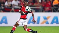 Vinicius Junior controla un bal&oacute;n en un partido ante el Flamengo