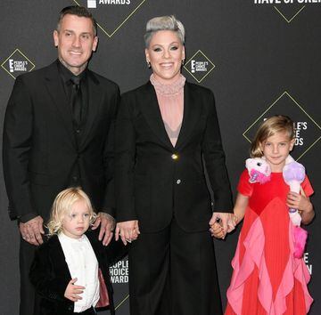 P!nk desfiló en la alfombra roja de los PCAs a lado de su esposo, Carey Hart; y sus dos pequeñas hijas.
