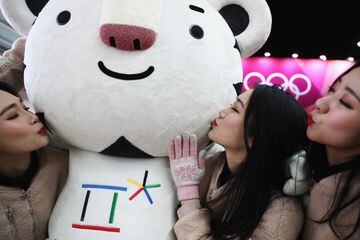 Games mascot Soohorang gets a few kisses.